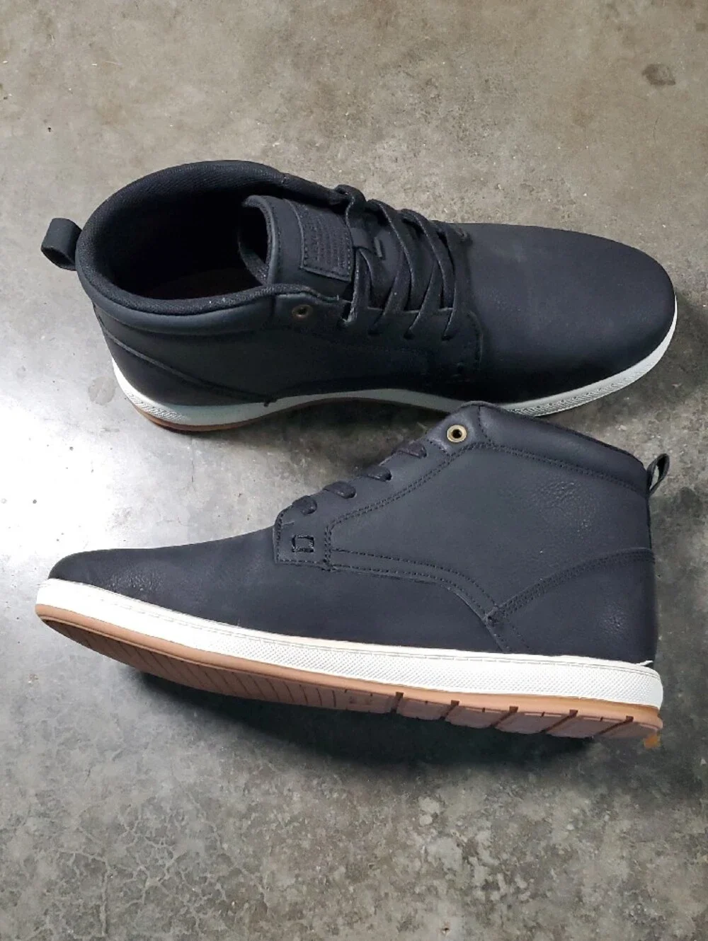 NEW Levi's 51062901A1 Black Chukka Boots with White & Tan Sole Men's Size 9.5